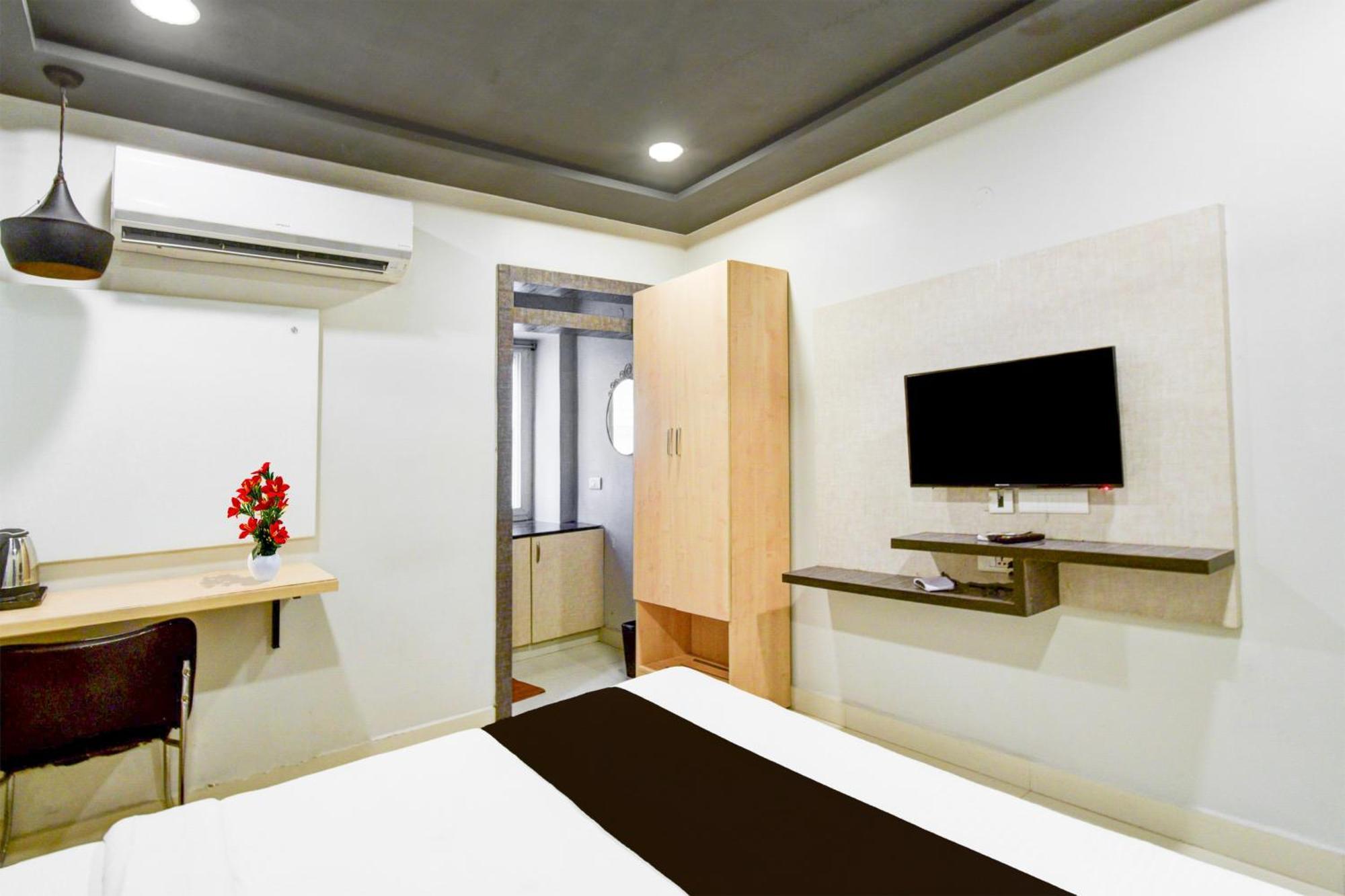 Super Townhouse Hitech Hyderabad 4*
